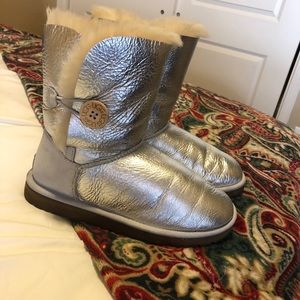 UGG Bailey Button Short Boots. Silver Leather